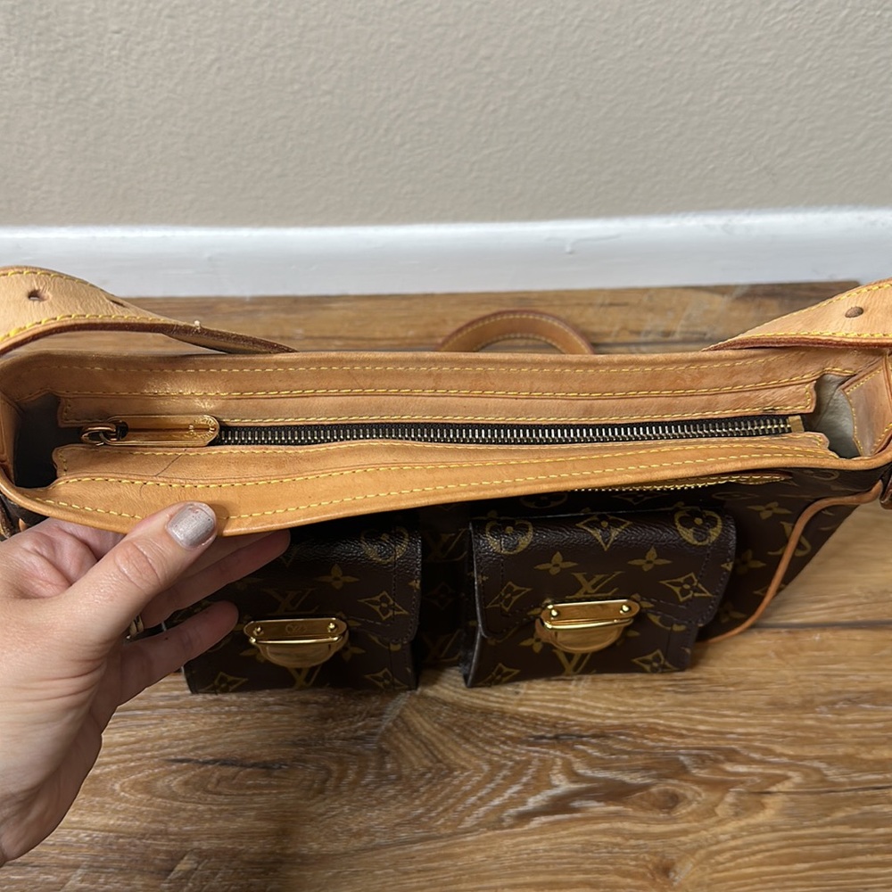 Louis Vuitton Monogram Hudson GM Bag‎ - Picture 3 of 15